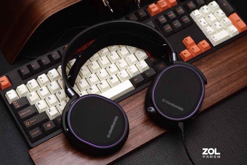 开黑队友话太多？赛睿这款带ChatMix功能的游戏耳机专治