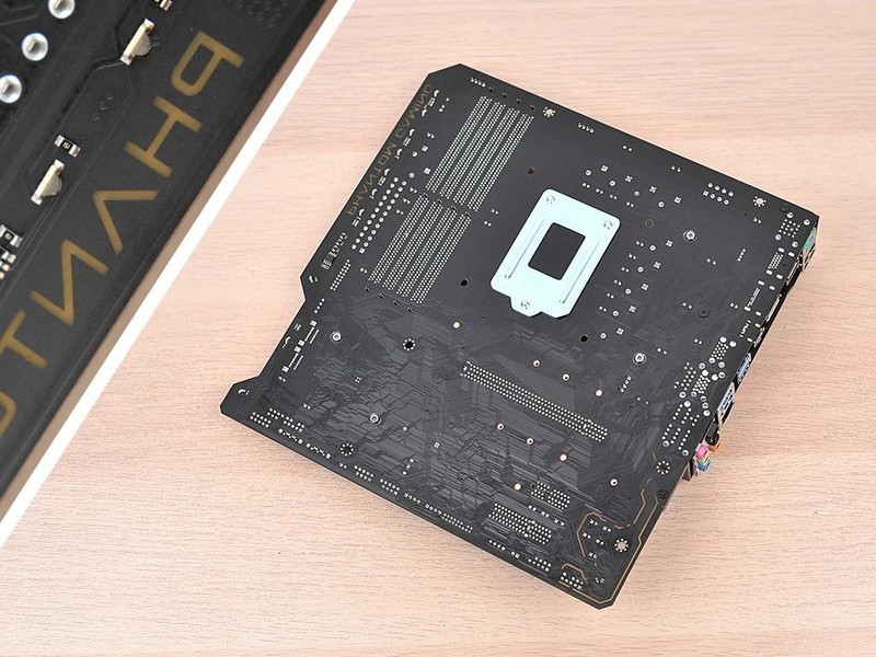 4k电视玩游戏爽不爽 篇一：B365主板的PCI-E通道知多少，NVMe SSD的福利到了？