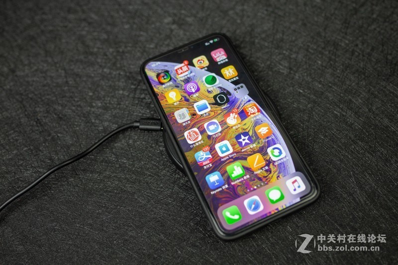 熊猫头作伴，快充不伤身，体验CHOETECH 苹果无线充电器