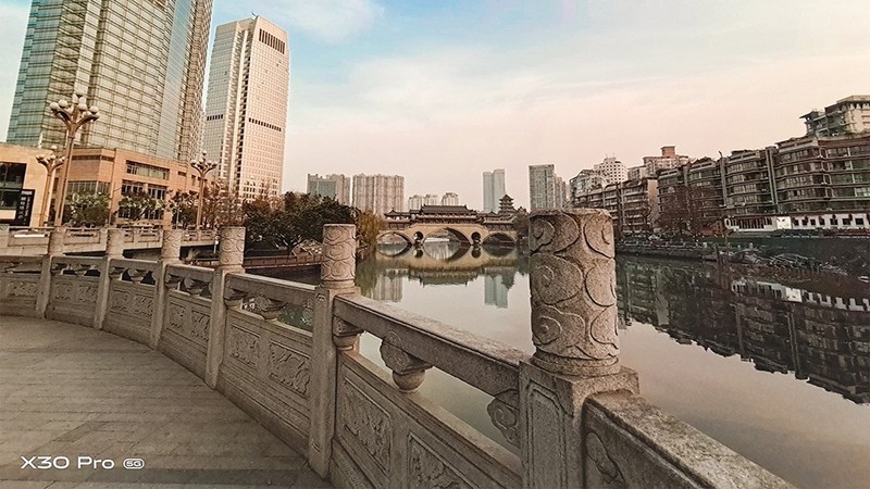 切换焦段看世界：潜望式超远摄vivo X30手机摄影