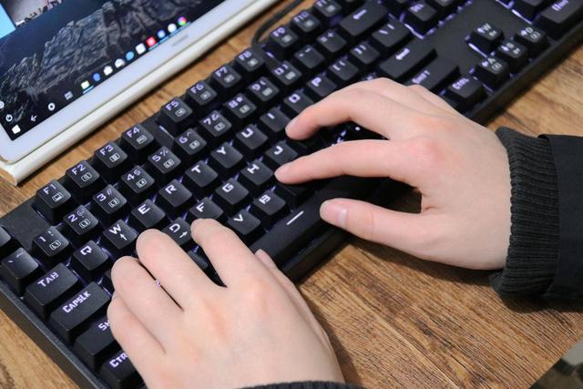 谁说机械键盘不能有性价比雷神k30机械键盘体验