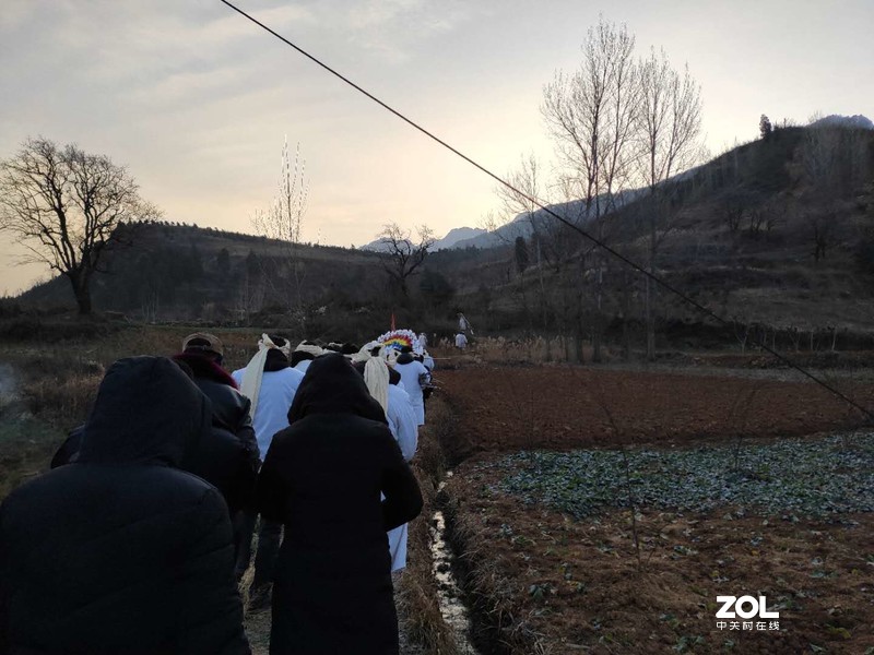 关中民俗-送葬-日升前全村村民参与起灵送灵