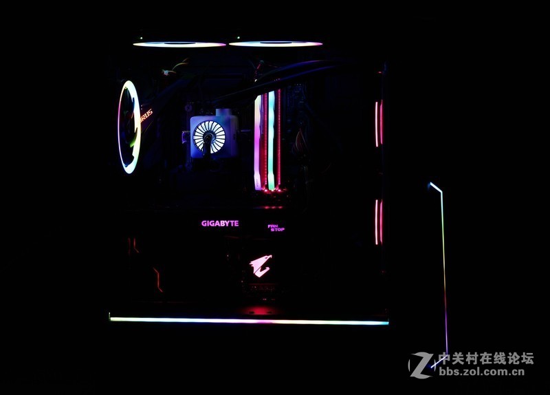 划破寂静黑夜的炫酷灯效，台电锋芒F600 SSD玩转RGB