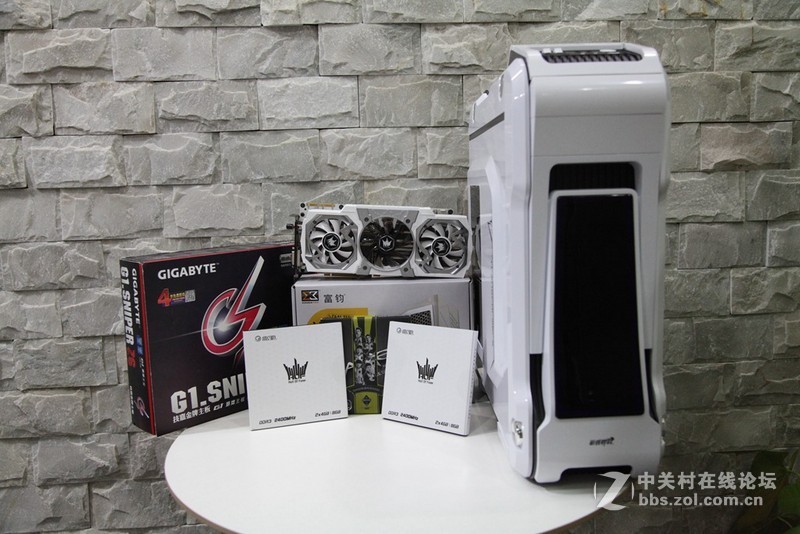 名人堂果然名不虚传，下了血本打造一台纯色超强主机。