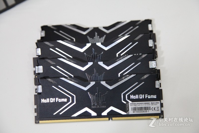 名人堂果然名不虚传，下了血本打造一台纯色超强主机。