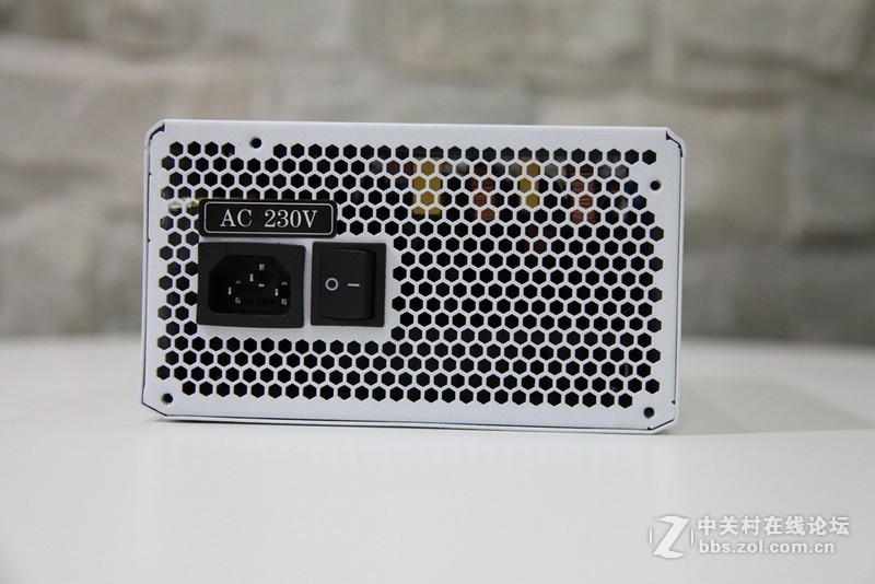 名人堂果然名不虚传，下了血本打造一台纯色超强主机。