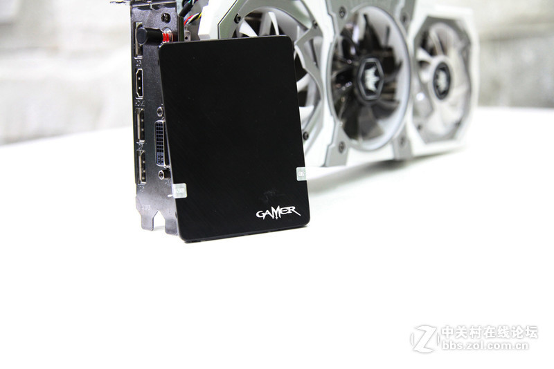 名人堂果然名不虚传，下了血本打造一台纯色超强主机。