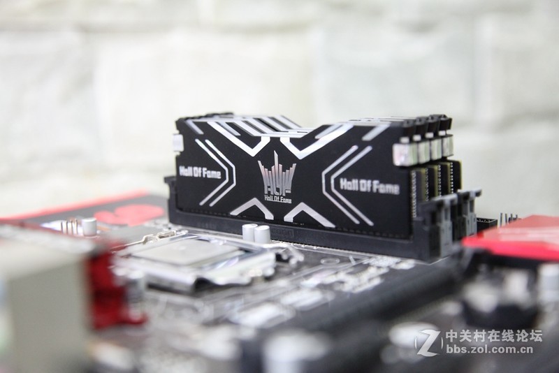 名人堂果然名不虚传，下了血本打造一台纯色超强主机。