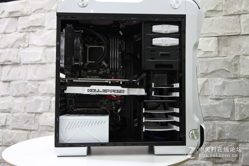 名人堂果然名不虚传，下了血本打造一台纯色超强主机。