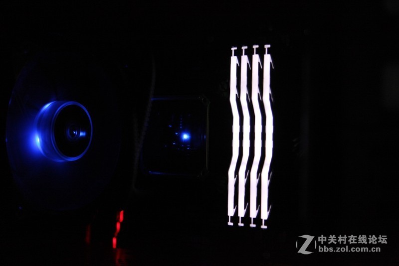 名人堂果然名不虚传，下了血本打造一台纯色超强主机。