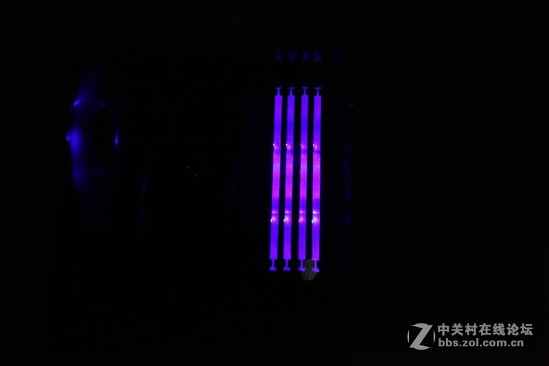 名人堂果然名不虚传，下了血本打造一台纯色超强主机。