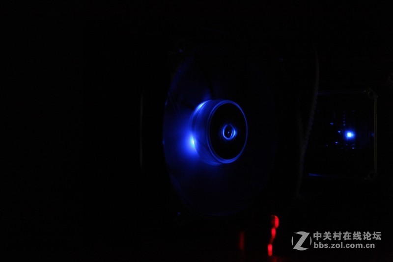 名人堂果然名不虚传，下了血本打造一台纯色超强主机。