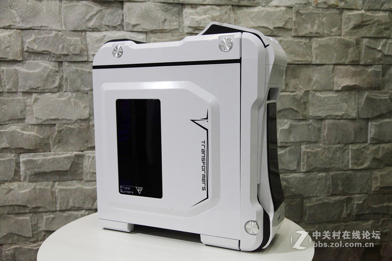 名人堂果然名不虚传，下了血本打造一台纯色超强主机。