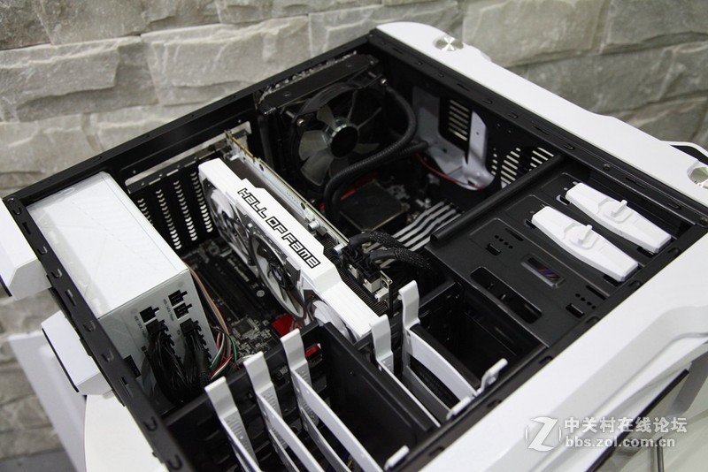 名人堂果然名不虚传，下了血本打造一台纯色超强主机。