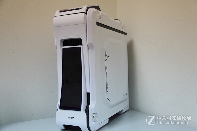 名人堂果然名不虚传，下了血本打造一台纯色超强主机。