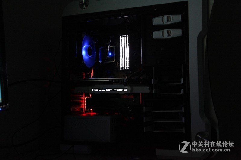 名人堂果然名不虚传，下了血本打造一台纯色超强主机。
