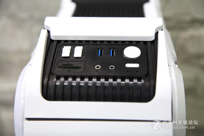 名人堂果然名不虚传，下了血本打造一台纯色超强主机。