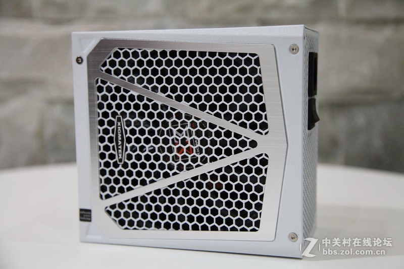 名人堂果然名不虚传，下了血本打造一台纯色超强主机。