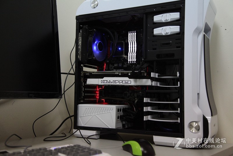 名人堂果然名不虚传，下了血本打造一台纯色超强主机。