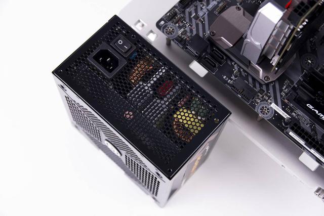 每WATT 0.58元，这款电源性价比感人，应付旗舰显卡也非难事