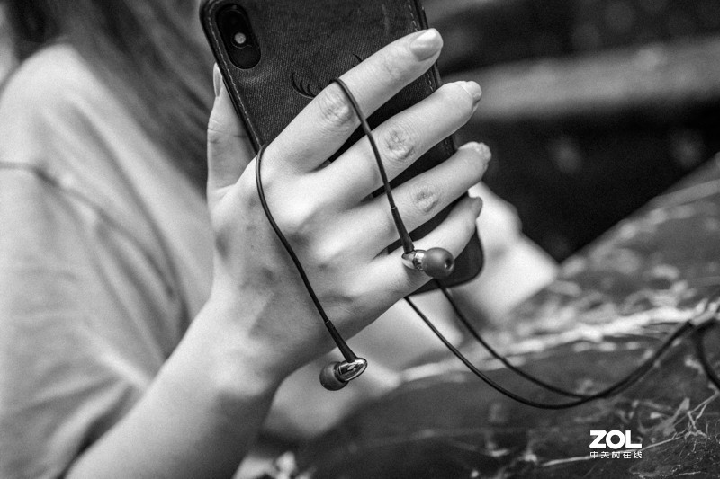 99元居然没翻船之开箱：水月雨银色飞船耳机