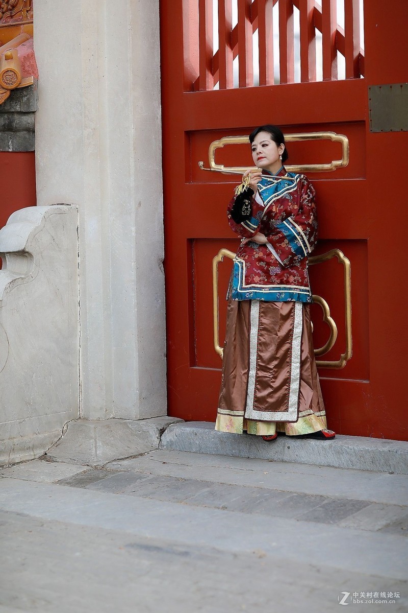 持烟袋锅古装女