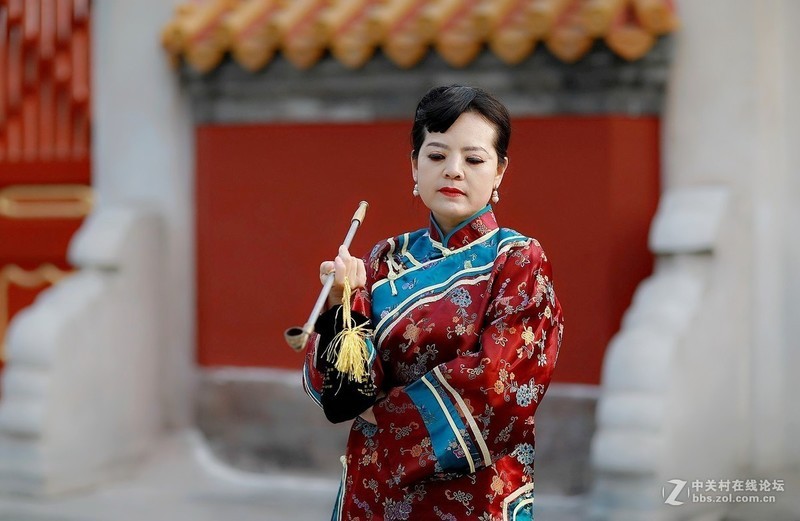 持烟袋锅古装女