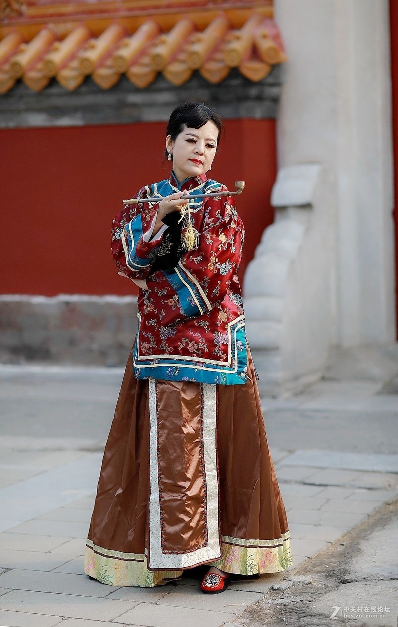 持烟袋锅古装女