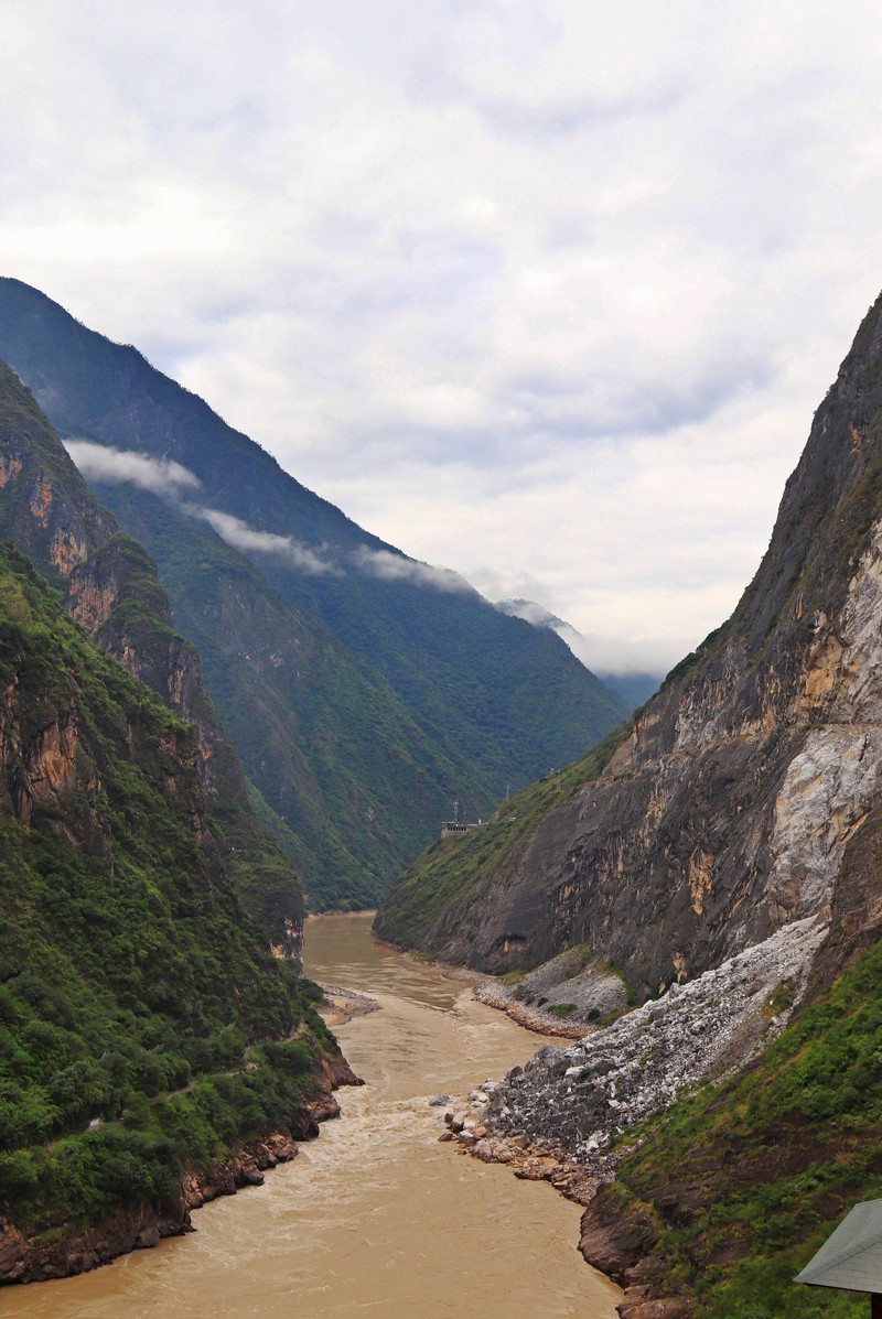 遊覽雲南虎跳峽景區一