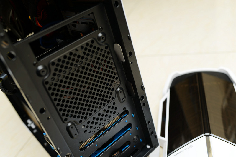 自带双路调速，给TT领航者加扇子显卡拷机降20℃