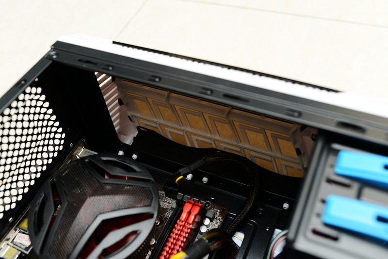 自带双路调速，给TT领航者加扇子显卡拷机降20℃