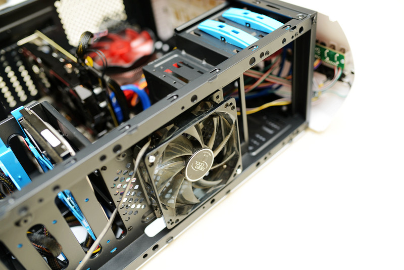 自带双路调速，给TT领航者加扇子显卡拷机降20℃