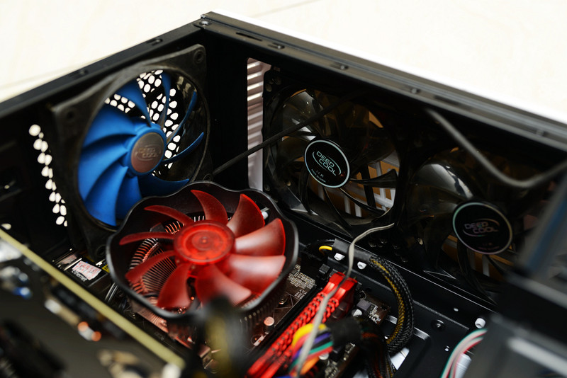 自带双路调速，给TT领航者加扇子显卡拷机降20℃
