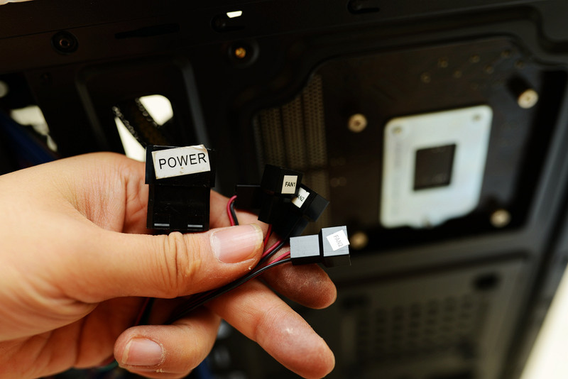 自带双路调速，给TT领航者加扇子显卡拷机降20℃