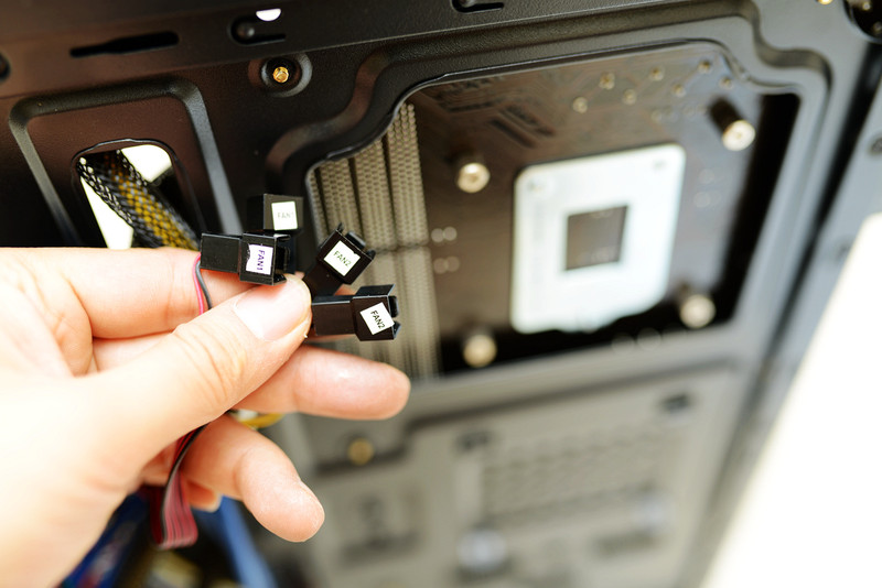 自带双路调速，给TT领航者加扇子显卡拷机降20℃