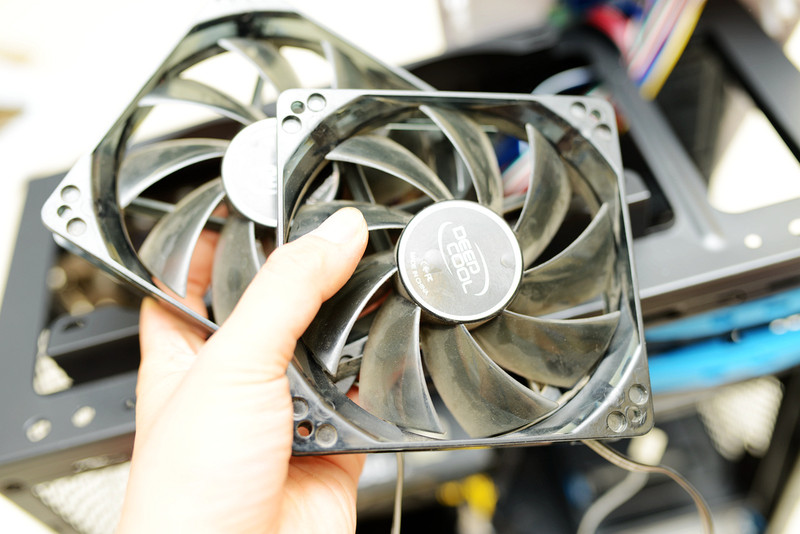 自带双路调速，给TT领航者加扇子显卡拷机降20℃