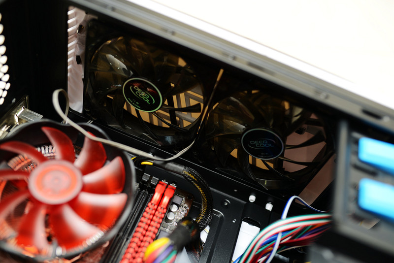 自带双路调速，给TT领航者加扇子显卡拷机降20℃