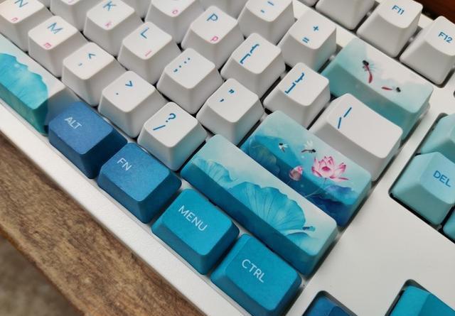 谁说键盘很呆板无生机？水墨荷花版机械键盘了解一下