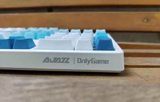 谁说键盘很呆板无生机？水墨荷花版机械键盘了解一下