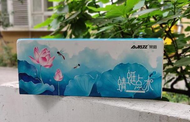 谁说键盘很呆板无生机？水墨荷花版机械键盘了解一下