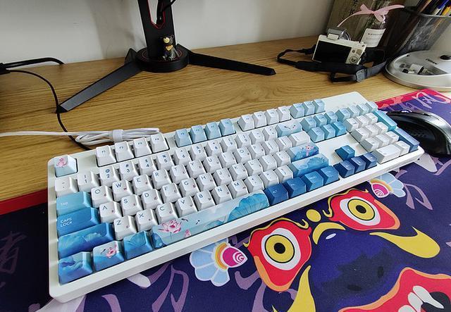 谁说键盘很呆板无生机？水墨荷花版机械键盘了解一下
