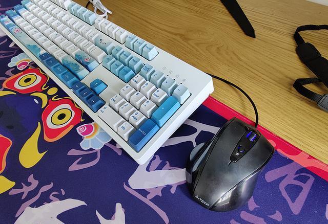 谁说键盘很呆板无生机？水墨荷花版机械键盘了解一下