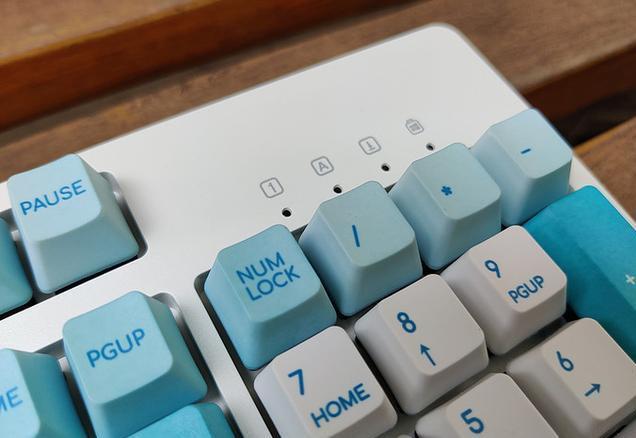 谁说键盘很呆板无生机？水墨荷花版机械键盘了解一下