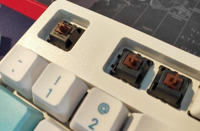 谁说键盘很呆板无生机？水墨荷花版机械键盘了解一下