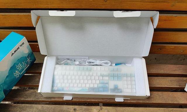 谁说键盘很呆板无生机？水墨荷花版机械键盘了解一下