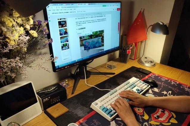 谁说键盘很呆板无生机？水墨荷花版机械键盘了解一下