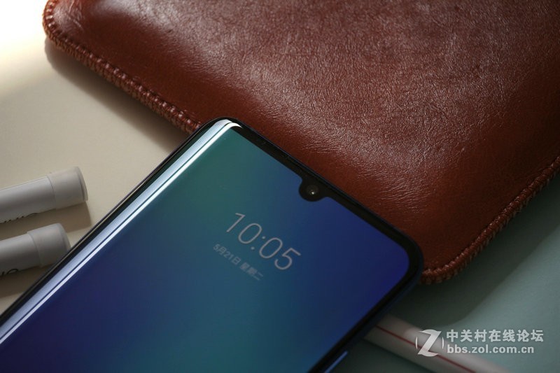 评测：畅销海外的中兴天机Axon 10 Pro用过之后直叹：手感真爽！