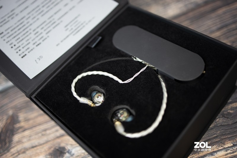 定位入门级监听，强调冷艳出好声，体验自然声NS3r耳机