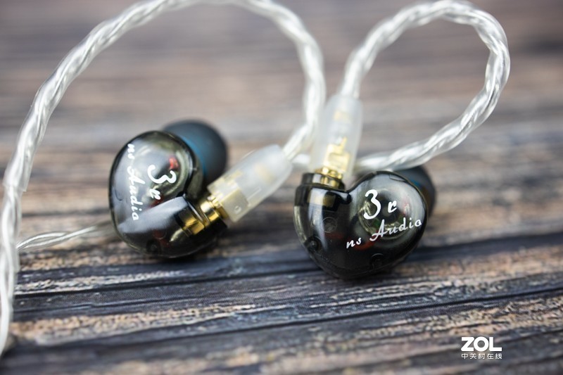 定位入门级监听，强调冷艳出好声，体验自然声NS3r耳机