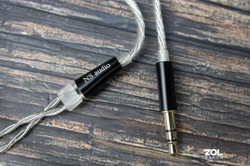 定位入门级监听，强调冷艳出好声，体验自然声NS3r耳机